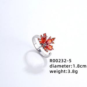 Dettaglio dell'anello a foglia d'acero con pietre di zircone arancione e finitura argento