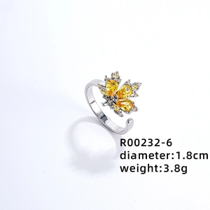 Dettaglio dell'anello regolabile foglia d'acero con zirconi gialli e placcatura argento