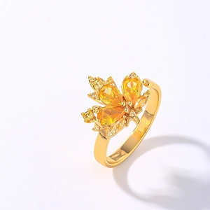 Anello regolabile a foglia di acero dorata con intarsio in zircone giallo brillante