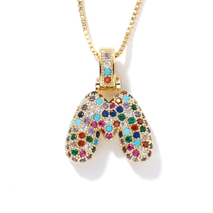 Collana dorata con pendente lettera M e zirconi colorati su catena a scatola