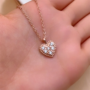 Collana con pendente a cuore in oro rosa con pietre bianche brillanti ed eleganti