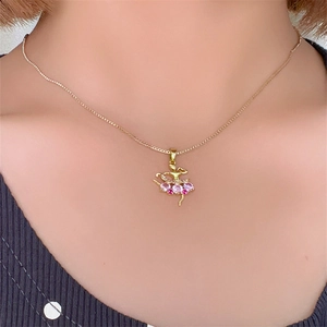 Dettaglio della collana con pendente ballerina dorata e cristalli rosa e viola