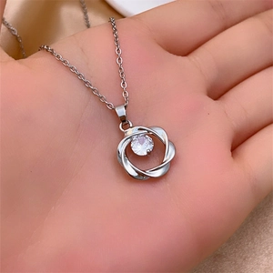 Elegante collana d'argento con pendente a vortice e zircone brillante sul palmo