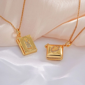 Collares de relicario dorados con imagen de santa y circonitas sobre fondo de seda elegante