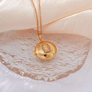 Collar de relicario dorado con relieve de la Virgen María y circonitas sobre seda