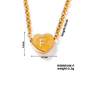 Detail view of 45cm gold heart pendant necklace with engraved letter F and dimensions