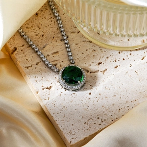 Collana di lusso in rame con ciondolo in zircone verde tondo e catena tennis argento