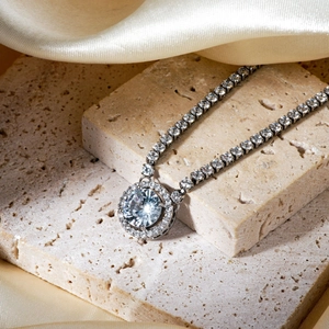 Collana halo di lusso con zircone rotondo e catena tennis incastonata di diamanti fini