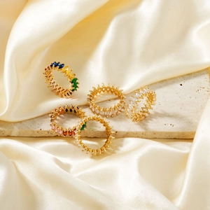 Set di cinque anelli dorati con zirconi colorati e bianchi con taglio marquise