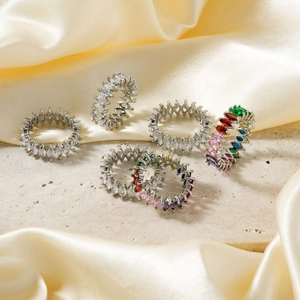 Anelli geometrici con zirconi taglio marquise e pietre colorate in finitura argento