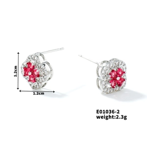 Elegante vierblättrige Blumenstecker mit herzförmigen roten Rubinen und Zirkonia