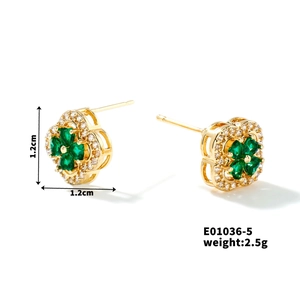 Elegante goldene Kleeblatt-Ohrstecker mit grünen Herzsteinen und weißen Zirkonia