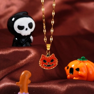 Collier doré avec pendentif citrouille chat d'Halloween sur soie marron élégante