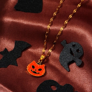 Détail du collier citrouille avec émail orange et oreilles de chat sur soie sombre