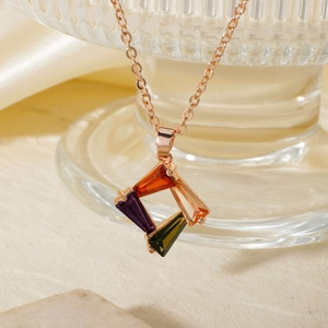 Elegante rotgoldene Halskette mit geometrischem quadratischem Anhänger und bunten Zirkonia