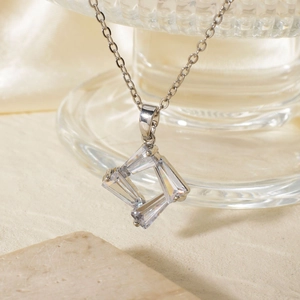 Elegante Halskette mit quadratischem Kristallanhänger auf einer feinen silbernen Kette