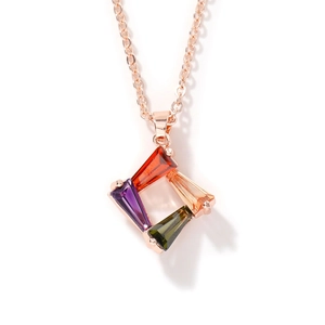 Halskette mit quadratischem Anhänger, bunten Trapez-Kristallen und Roségold-Beschichtung