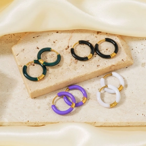 Chic round enamel hoop earrings in green, black, purple and white with gold finish