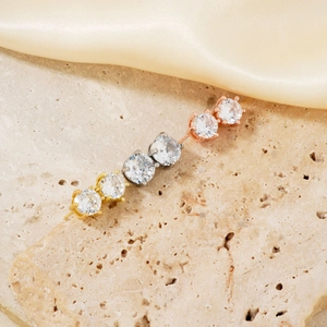 Minimalistische ronde glazen oorknopjes in goud, zilver en roségoud op zijde