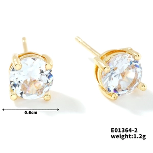 Macro-opname van goudkleurige oorknopjes met 0,6 cm ronde facetgeslepen kristallen