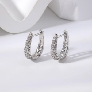 Eleganti orecchini a cerchio a U in argento con tre file di scintillanti zirconi micro-pavé