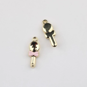 Detailansicht der Lollipop-Anhänger mit rosa Schleifen und Goldfinish für DIY-Schmuck