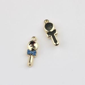 Detailliertes Gold-Löffel-Amulett mit blauer Schleife und Smiley für DIY-Schmuck