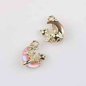 Detailansicht vom rosa Emaille-Katzen-Mond-Anhänger mit goldener Metallbeschichtung