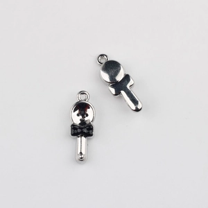 Detail von Legierungslöffel-Anhängern mit schwarzen Schleifen für DIY-Schmuck