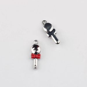 Makroansicht Löffel-Anhänger aus Legierung mit roter Emaille-Schleife für DIY Schmuck