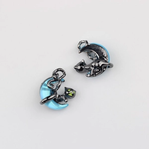 Detail eines schwarzen Katzenanhängers mit blauem Halbmond für DIY-Schmuck aus Legierung