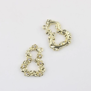 Détails du pendentif fleur doré avec incrustation de zircon et structure creuse