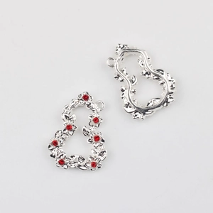 Vue détaillée du pendentif gourde évidé en argent avec strass rouges pour bijoux