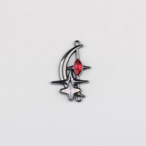Makro-Detail von gotischem Mond- und Stern-Verbinder mit rotem Edelstein in Gunmetal-Finish