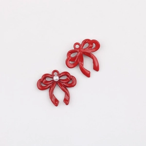Detail van rode strik hangers met witte parel voor DIY sieraden en creatieve hobby's