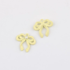 Detail van gele strik bedeltjes met parel voor DIY sieraden maken en knutselprojecten