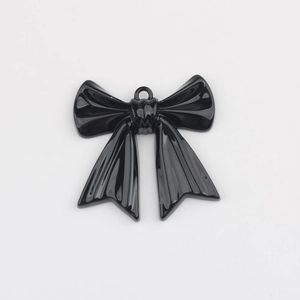 Detalle de colgante de lazo negro brillante con aro para creación de joyas DIY
