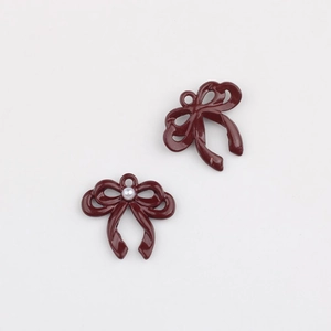 Macro-detail van bordeauxrode strikhangers met parel voor DIY-sieraden maken