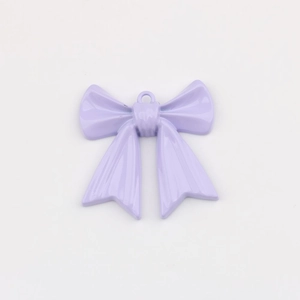 Detalle de un colgante de lazo lavanda con acabado brillante y agujero para joyería DIY