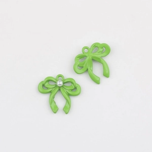 Detail van fruitgroene strikhangers met parel voor DIY-sieraden maken en handwerkprojecten