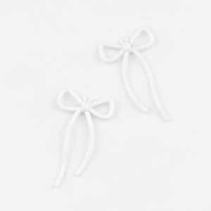 Vista macro de colgantes con forma de lazo blanco para creación de joyas DIY