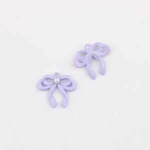 Detail van lavendelkleurige strikhangers met parels voor DIY-sieraden maken