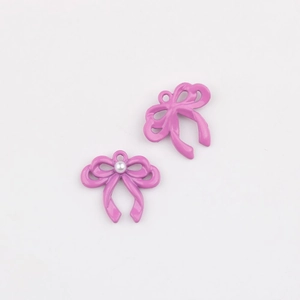 Detail van paarse strik hangers van legering met parel voor DIY sieraden maken projecten