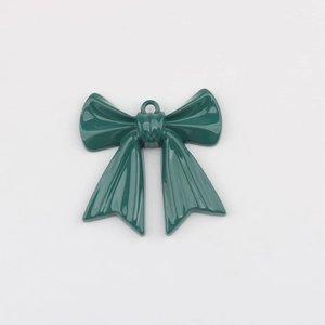 Detalle de colgante de lazo en aleación verde oscuro pulido para creación de joyas artesanales