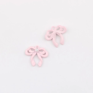 Detail van roze strikhangers met witte parel en ophangringen voor DIY-sieraden maken