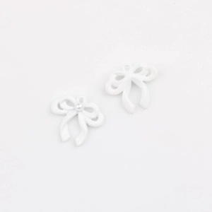 Detail van witte strikhangers met parel voor het maken van DIY sieraden
