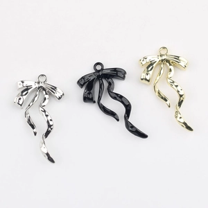 Minimalistische Schleifenanhänger aus Legierung in Gold, Silber und Schwarz für DIY-Schmuck