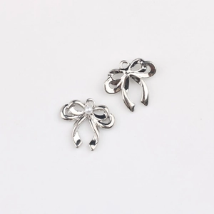 Detailweergave van zilveren strikhangers met witte parels voor het maken van DIY-sieraden