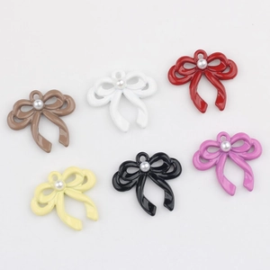 Detail van legering strik hangers in zes kleuren met parels voor het maken van sieraden