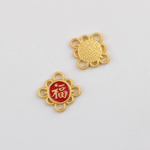 Detailweergave van Chinese Fu-emaille bedeltjes met gouden bloemranden voor sieraden